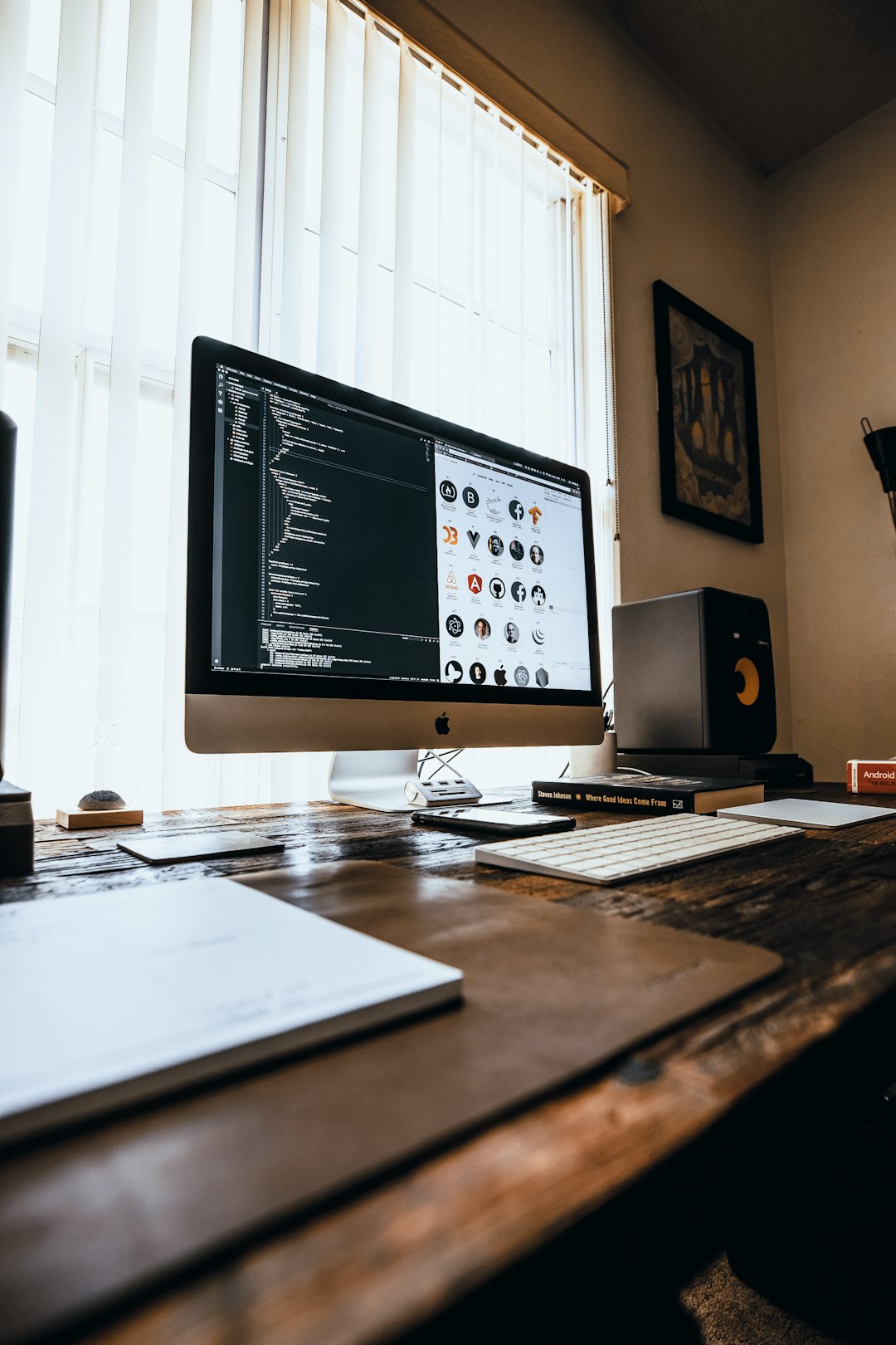 turned-on-imac-and-displaying-game-application-vwsubsaym3o